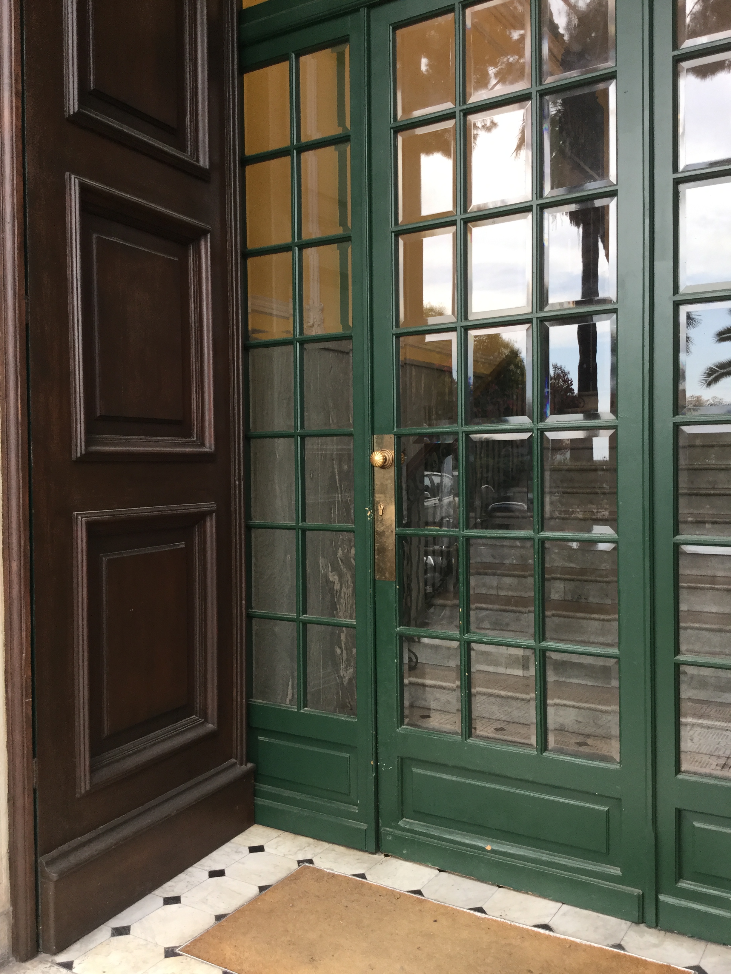 Двери массив стекло. Деревянная дверь со стеклом. Дверь деревянная остекленная. Деревянные двери CJ cntrkjv. Деревянные раздвижные двери со стеклом.