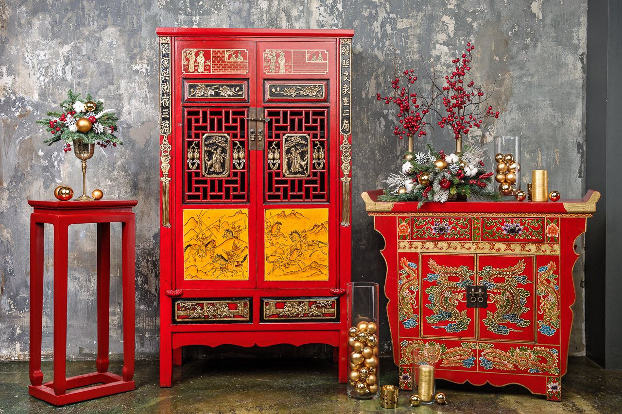 Элегантный красный китайский комод с красивой росписью. 